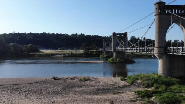 FRANCE, Langeais: pont du dans la brume et panneau UNESCO. UNESCO 'nun Loire Vadisi' ndeki asma köprü. — Stok video