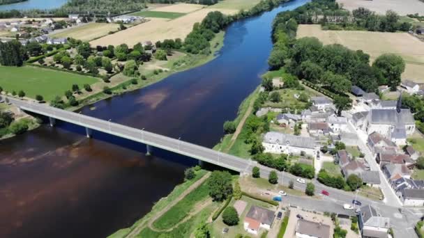 La Vienne (en occitan Vinhana) est l'une des rivières les plus importantes du sud-ouest de la France. C'est un affluent gauche important de la basse Loire. Il supporte de nombreux barrages hydroélectriques, — Video