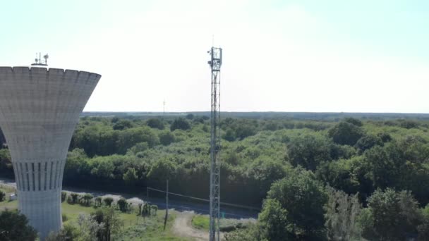 Torre de telecomunicaciones de celular 4G y 5G. Estación base del sitio celular. Transmisor de antena de comunicación inalámbrica. Torre de telecomunicaciones con antenas sobre fondo azul del cielo. — Vídeos de Stock