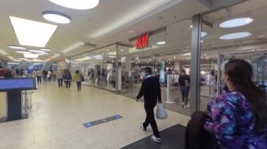 Haberler için el kamerası görüntüsü: saha muhabiri tarzı: H & M mağaza önü Hannover, Almanya 'da bulunan AVM, 3.9.20 HM ünlü uluslararası giyim markası.