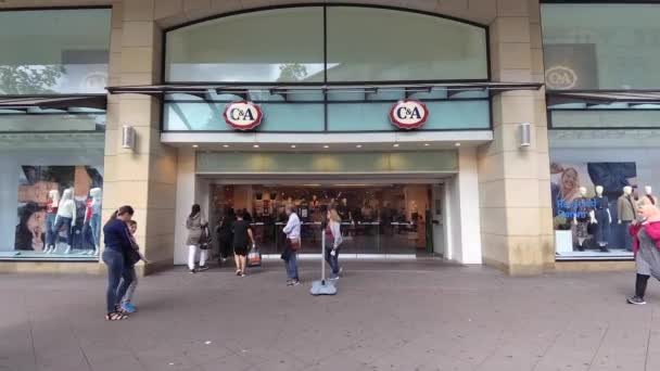 Handheld shot voor nieuws: field reporter stijl: C & A winkel front Buiten winkelcentrum in Duitsland, Hannover, Duitsland, 31.8.2020 CA is een beroemd merk van kleding voor mannen en vrouwen — Stockvideo