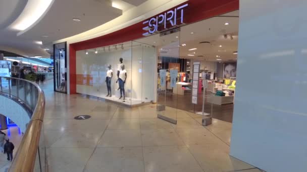 Haberler için el kamerası görüntüsü: saha muhabiri tarzı: ESPRIT mağazası Almanya 'nın Hannover kentinde, 31.8.2020 Esprit erkek ve kadın için ünlü bir marka. — Stok video
