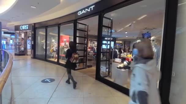 Poză portabilă pentru știri: stilul reporterului de teren: frontul magazinului GANT din Mall din Hanovra, Germania, 31.8.2020 Gant este un brand renumit de haine de lux — Videoclip de stoc