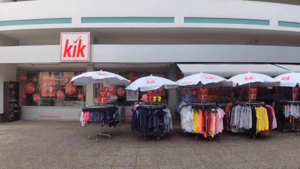 휴대용 사진: 현장 기자 스타일: 독일 하노버 의 KIK 상점 앞에서 특별 판매 , 31.8.2020 KIK 는 값싼 의류와 액세서리의 유명 브랜드이다 — 비디오