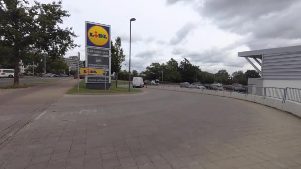 Lidl mağazasının Almanya 'nın Hanover kentindeki ön girişinden Moody shot, 31.8.2020 markası Lidl markası, Handhold' un haberlerde kullandığı ucuz ürünlerle ünlü bir süpermarket zinciri. — Stok video