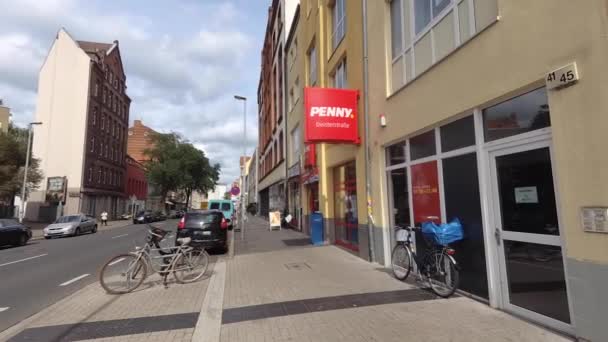 彭妮超市是德国汉诺威市一家著名的连锁食品杂货店，以现场采访报道的风格销售新闻. — 图库视频影像