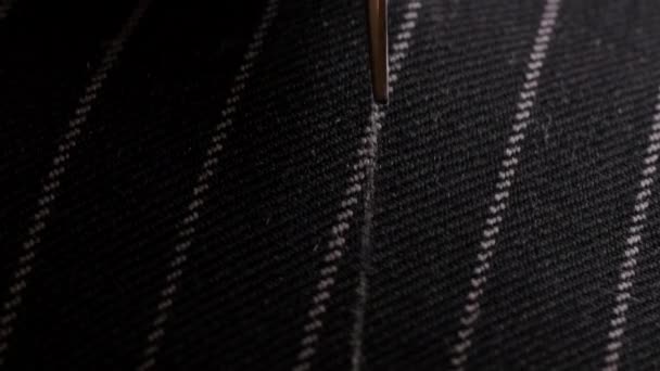 Travail sur mesure : ciseaux ou ciseaux de tailleur bricolage coupent tissu de laine de coton avec une paire de ciseaux. Macro Gros plan des mains séniors couper le tissu de coupe couturière avec des ciseaux. — Video