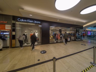 CALVIN KLEIN KEANS mağaza ön cephe Hannover, Almanya 'da Mall, 31.8.2020 CK, ünlü Amerikan marka kot, gömlek ve lüks giysi markasıdır.
