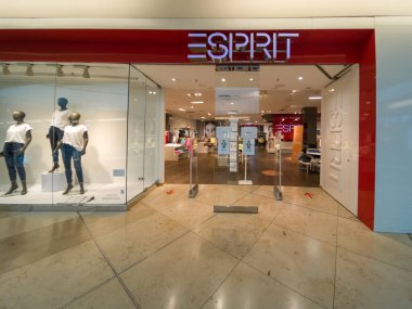 ESPRIT mağazası, Almanya 'nın Hannover şehrindeki Mall in Hannover, 31.8.2020, gündelik moda kıyafetlerinin ünlü markasıdır.