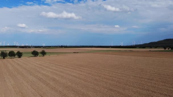 Alternativ energi och väderkvarnar i Tyskland: 4k drönarfilm turbiner vid soluppgången med moln, Vindturbin. Förnybar energi, hållbar utveckling, miljövänligt koncept. Flygplan. Drönare 4k — Stockvideo