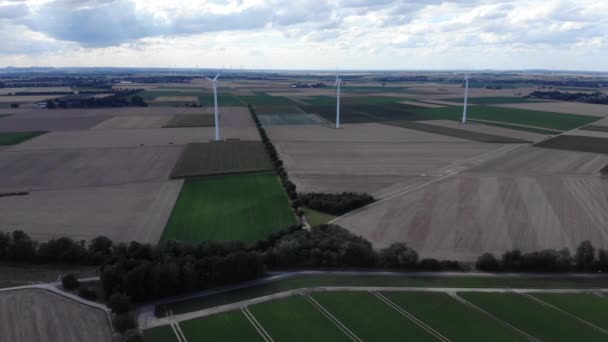 Luchtfoto van windmolens boerderij voor energieproductie op prachtige bewolkte lucht op hoogland. Silhouetten van windmolens, Alternatieve energie in Duitsland Luchtfoto. Drone 4k — Stockvideo