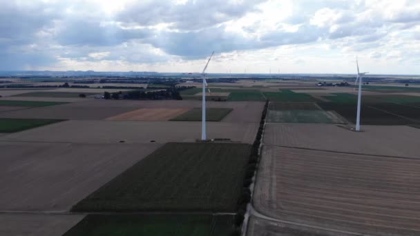 Turbiny wiatrowe wytwarzające czystą energię odnawialną dla zrównoważonego rozwoju, Widok z lotu ptaka Turbiny wiatrowe Produkcja alternatywnej energii - zdjęcia lotnicze o zachodzie słońca. Dron 4k — Wideo stockowe