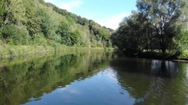 Belçika 'daki Sambre Kanalı' nın hava aracı görüntüsü. Arka plandaki tren, bu bisiklet yolu yerel halk ve turistler arasında çok turistik. Güzel Belçika konseptine seyahat