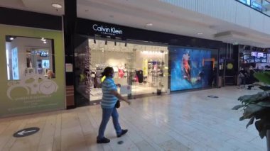 Haberler için el kamerası görüntüsü: saha muhabiri tarzı: Almanya 'nın Hannover kentindeki AVM iç çamaşırı mağazasının önündeki CALVIN KLEIN mağazası, 31.2020 CK, erkekler, kadınlar ve çocuklar için pahalı iç çamaşırı markası.