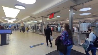 Haberler için el kamerası görüntüsü: saha muhabiri tarzı: H & M mağaza önü Hannover, Almanya 'da bulunan AVM, 3.9.20 HM ünlü uluslararası giyim markası.