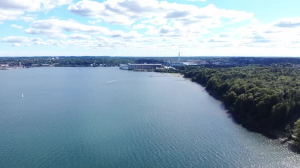 Flygfoto flytande fiskeby och klippö, Snorkling vid korallrev konceptet, landformer i havet, världens naturarv i norra Tyskland i norra Europa — Stockvideo