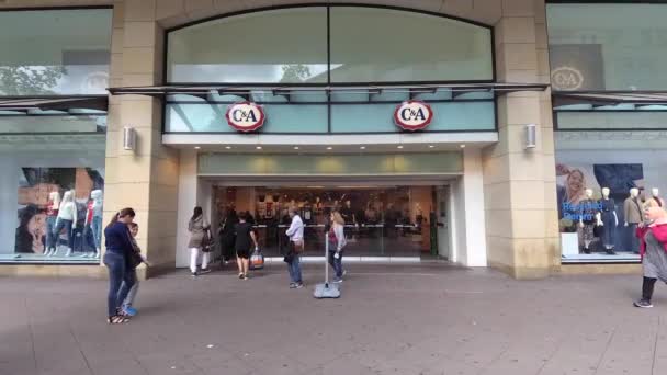 在德国汉诺威市外的C & A商店店面，CA是一个著名的男装和女装品牌 — 图库视频影像