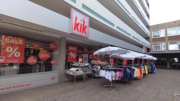 독일 하노버에 있는 키 크 스토어 (Kik shop store front in Germany, Hanover, Germany, 31.8.2020 KIK) 는 뉴스에서 촬영 한 값싼 의류와 액세서리의 유명 한 브랜드이다: 현장 기자 스타일.. — 비디오