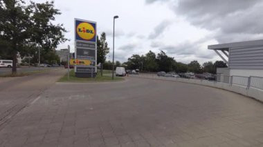 Lidl mağazasının Almanya 'nın Hanover kentindeki ön girişinden Moody shot, 31.8.2020 markası Lidl markası, Handhold' un haberlerde kullandığı ucuz ürünlerle ünlü bir süpermarket zinciri.