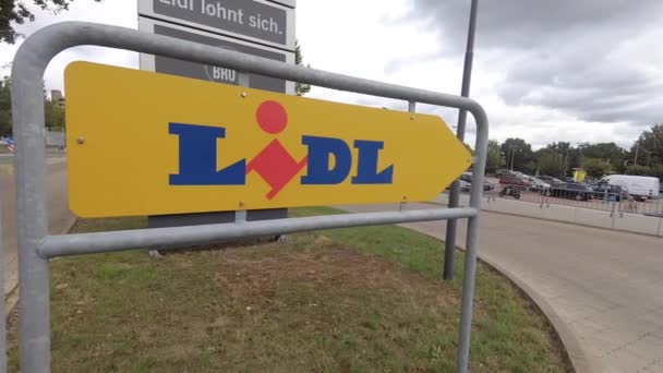 Panneau de magasin Lidl en Allemagne, Hanovre, Allemagne, 31.8.2020 Lidl est une célèbre chaîne d'épiceries Photographie de poche pour l'actualité : style reporter de terrain. — Video