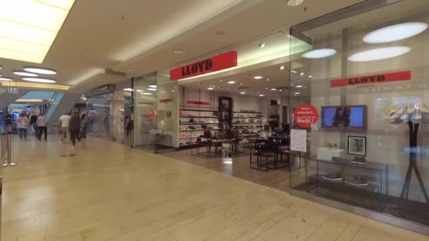 Handheld shot for news: field reporter style: LLOYD shop front in Mall in Hannover, Niemcy, 31.8.2020 LLOYD to znana marka sklepów sprzedających buty — Wideo stockowe