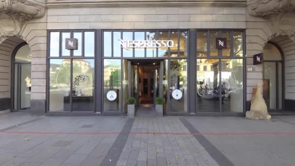 Στιγμιότυπο για νέα: field reporter style: Nespresso shop front out Mall Στο Ανόβερο της Γερμανίας, 31.8.2020 Το Nespresso είναι ένα διάσημο εμπορικό σήμα από καφετιέρες και καφετιέρες — Αρχείο Βίντεο