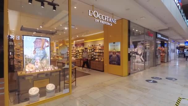 Haberler için elde tutulan çekim: saha muhabiri tarzı: "L 'OCCITANE en Provence" mağaza önü Hannover, Almanya' da Mall, 31.8.2020 L 'oxitane en Provence, Fransa' nın ünlü cilt bakımı ürünlerinden biridir., — Stok video