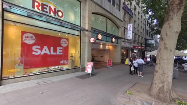 Handhållen bild för nyheter: fält reporter stil. RENO butiksfront i Mall i Tyskland, Hannover, Tyskland, 31.8.2020 — Stockvideo