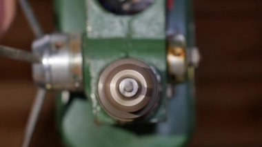 Matkap ucu ve matkap ucunun yavaş çekim görüntüsü. Matkap, geri kazanılmış ahşaptan yapılmış el yapımı mobilyalar için. Ahşap severler aletlerle ahşap işçiliği yaparlar, bu popüler bir hobidir.