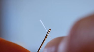 Geri kazanılmış ahşap parçasıyla matkap Chuck 'ın yavaş çekimleri. İç dizayn ve ev dekorasyonu için ahşap işçiliği. diy marangozluk mobilyaları zanaatkar tarafından yapıldı