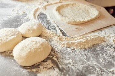 Pizza yapmak, hamur hazırlamak, temiz ve temiz bir atış, karanlık masa. 