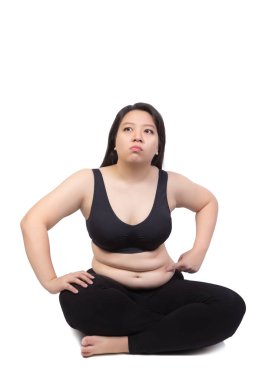 şişman kadın kilo kaybı egzersiz parmak noktası obez aşırı göbek asya etnik beyaz arka plan üzerinde izole düşünme yere oturan