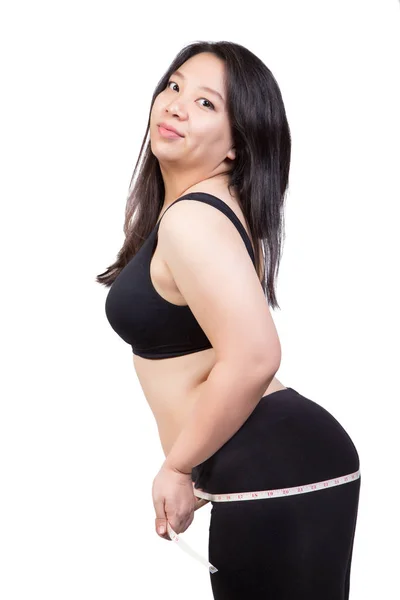 Sexy hermosa mujer gorda mostrar el cuerpo con sobrepeso apretar obeso mediante la medición de cinta en la cadera sonriente cara concepto de pérdida de peso aislado sobre fondo blanco —  Fotos de Stock