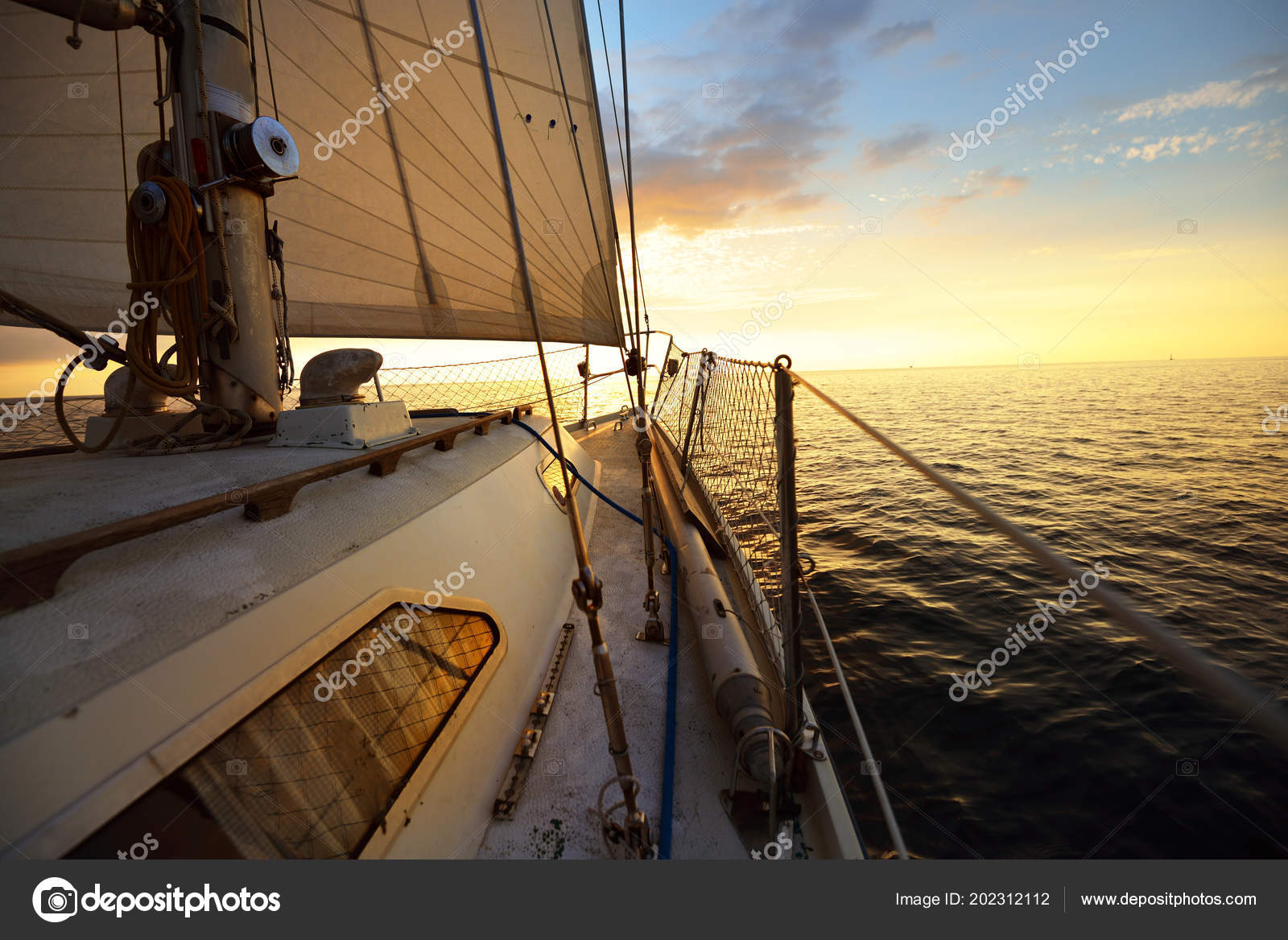 depositphotos_202312112-stock-photo-view-deck-bow-sail-yacht.jpg afbeelding afbeelding