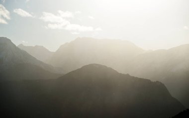 Mavi gökyüzü olan açık bir günde Fransız Alpleri 'nin dağ zirveleri manzarası. Ecrins Massif