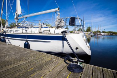 Bir güneşli bahar gününde, Letonya Riga'da bağlantı noktası yat beyaz