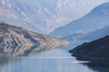 Göl Lac de serre-poncon Fransız Alpleri'nde açık bir günde yakınındaki dağların bir görünüm
