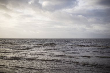 Baltık Denizi üzerinde renkli bulutlu gökyüzü