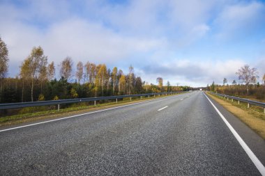 Bir görünümünü açık sonbahar günü asfalt ülke yolda Letonya