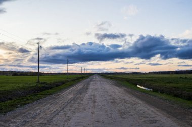 Bir görünümü ile yeşil alanlar, Letonya ülke yolun