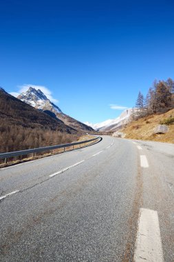 French Alps Dağları'nda bir asfalt yol. Parc Ecrins