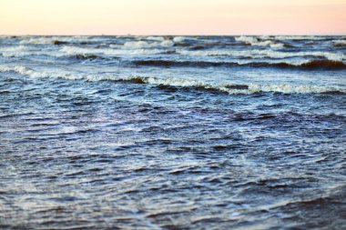 Renkli kış günbatımı açık Baltık Denizi