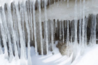Frozwn su. Yakın çekim, doğal buz parçacıkları, Letonya