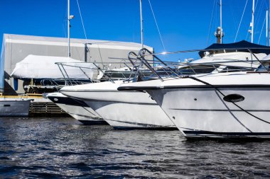 Beyaz bir güneşli bahar gününde Letonya Riga bağlantı noktası Yatlar