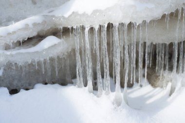 Frozwn su. Yakın çekim, doğal buz parçacıkları, Letonya