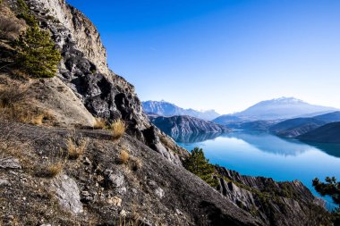 Göl Lac de serre-poncon Fransız Alpleri'nde açık bir günde yakınındaki dağların bir görünüm