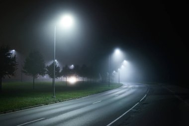 Boş karayolu ile ışıklar gece görünümü