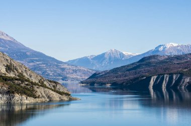 Panoramik göl Lac de serre-poncon Fransız Alpleri'nde açık bir günde