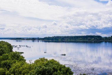 Nehir ve yeşil yaz orman bulutlu bir mavi gökyüzü altında görünümü