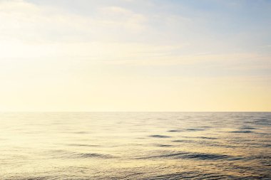 Renkli altın gün batımı sakin açık Baltık Denizi